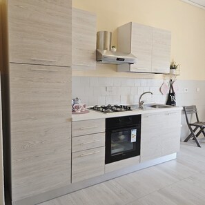 冰箱、微波炉、烤箱、炉灶