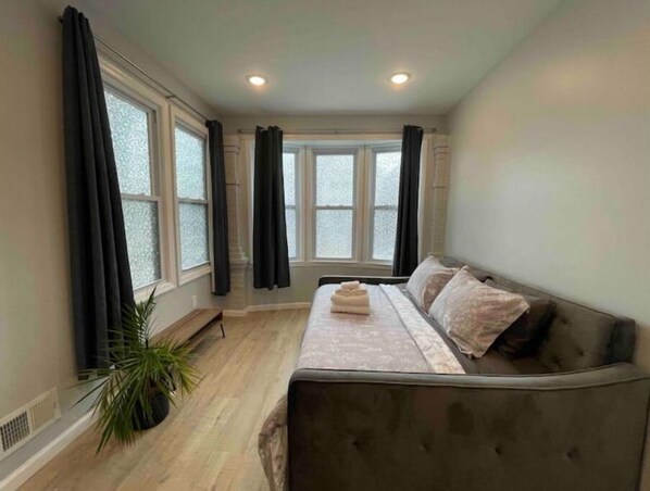 Living area - Easy travel to NYC! Perfect house for family trips with Free parking (Bayonne)