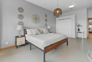 5 bedrooms, iron/ironing board, WiFi, bed sheets - Gorgeous River View Spacious Modern Home.<br> (Portland)