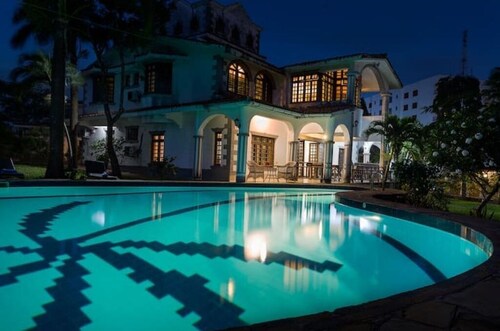 5-bedroom Oasis with Pool, Gardens, Chef Services!