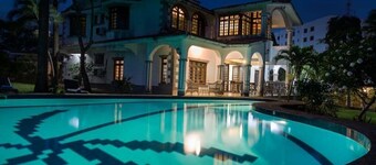 5-bedroom Oasis with Pool, Gardens, Chef Services!