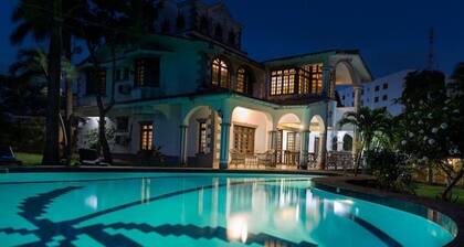 5-bedroom Oasis with Pool, Gardens, Chef Services!