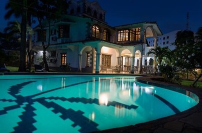 5-bedroom Oasis with Pool, Gardens, Chef Services!