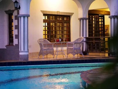 5-bedroom Oasis with Pool, Gardens, Chef Services!
