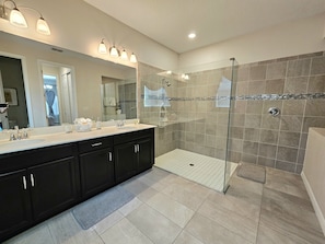 Shower, hair dryer, towels, soap - Solara Resort private POOL HOME 4 Bed (Kissimmee)