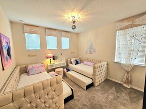 4 bedrooms, iron/ironing board, WiFi, bed sheets - Solara Resort private POOL HOME 4 Bed (Kissimmee)
