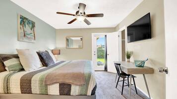 3 室のベッドルーム、デスク、アイロン / アイロン台、旅行用ベビーベッド