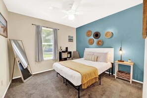 3 chambres, bureau, fer et planche à repasser, lit parapluie