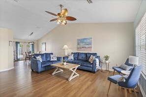 TV - Escape to Paradise w Saltwater Pool 25 Min to PCB (Lynn Haven)