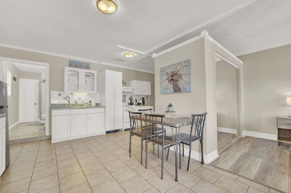 Fridge, microwave, oven, stovetop - Two Spaces in One Main House and Guest House 25 Min to PCB (Lynn Haven)