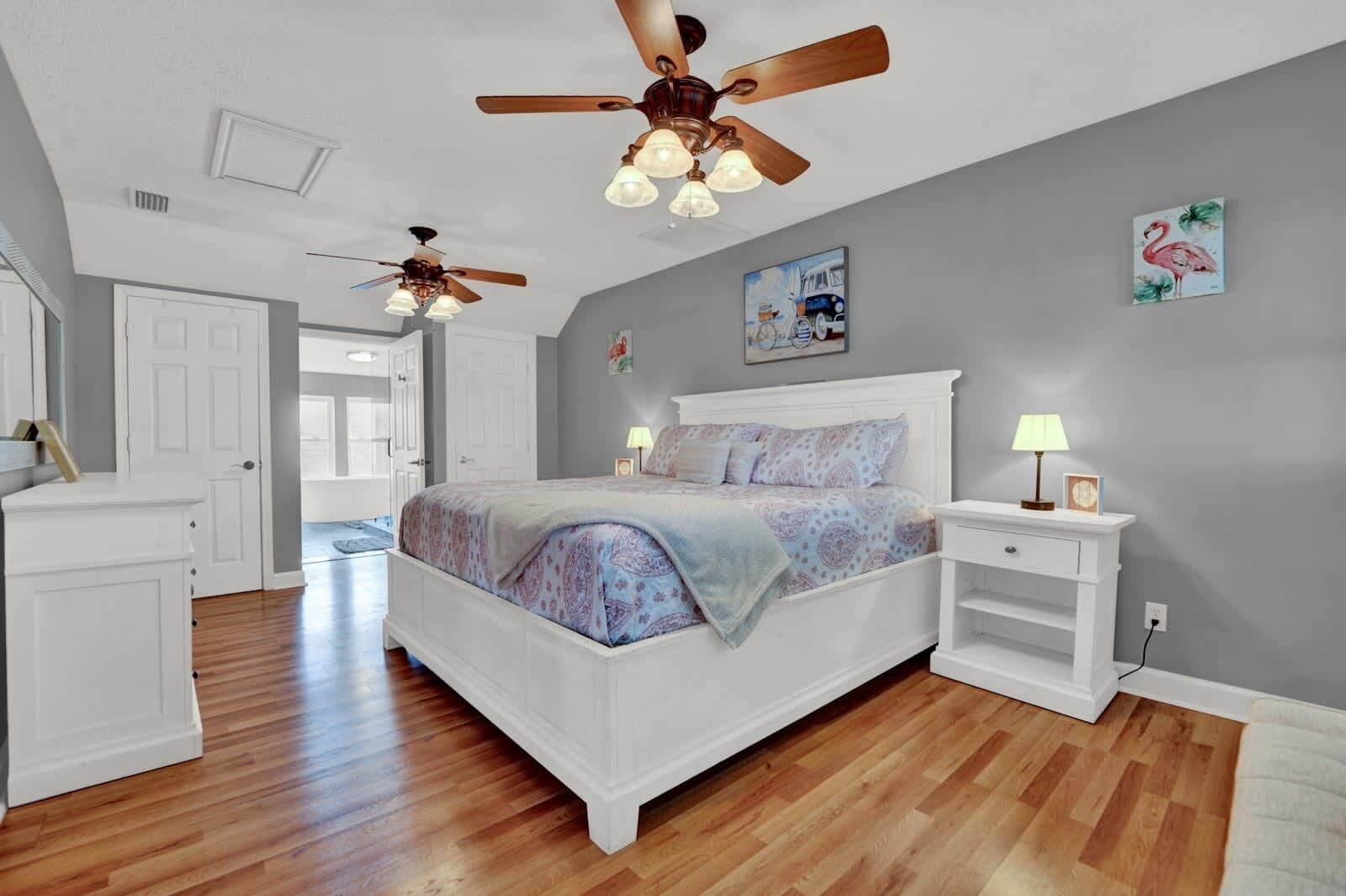 5 bedrooms, desk, iron/ironing board, travel crib