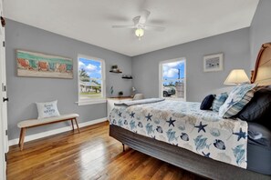 4 chambres, bureau, fer et planche à repasser, lit de bébé portatif