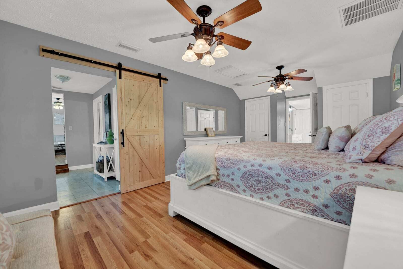 4 Schlafzimmer, Schreibtisch, Bügeleisen/Bügelbrett, Reisekinderbett