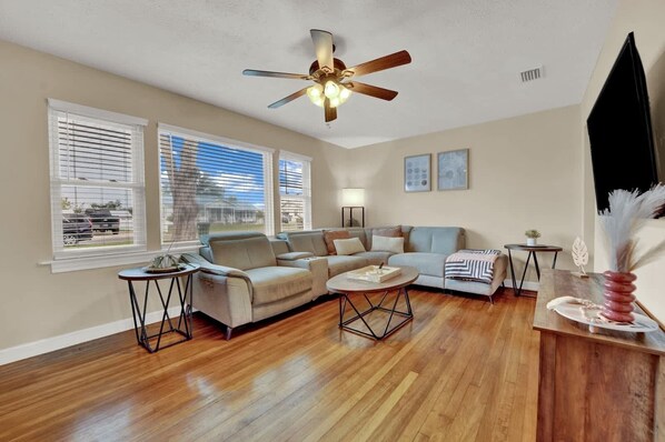 Téléviseur, bureau