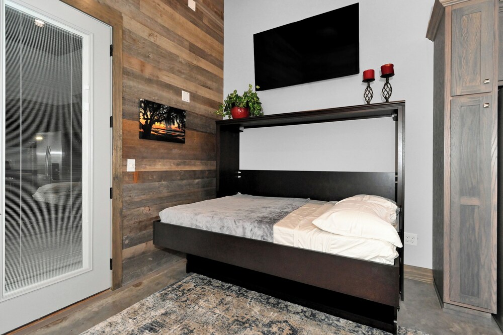 New 1 Bedroom Loft Condo in Downtown Cullman with Murphy Bed to Sleep 4 Cullman Vrbo