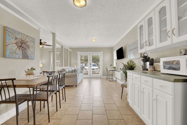 TV, offices - Luxe Guest Suite Near The Emerald Coast of PCB (Lynn Haven)