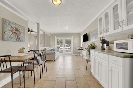 TV, offices. Luxe Guest Suite Near The Emerald Coast of PCB
