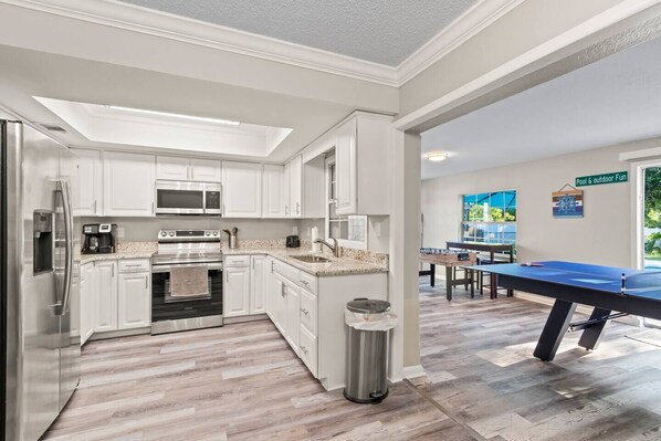 Kylskåp, mikrovågsugn, ugn och spishäll