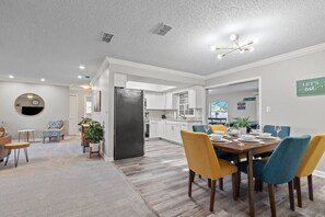 Dining - Apollo Beach pool home fun & games (Apollo Beach)