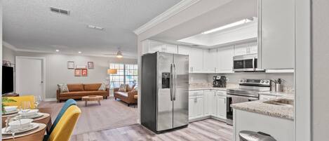 Refrigerador, microondas, horno, placa de cocina