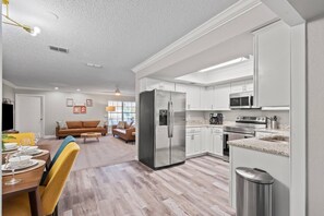 Kylskåp, mikrovågsugn, ugn och spishäll