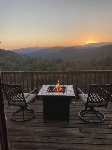 Outdoor Tub Open! Mountain Views & Unforgettable Sunsets!