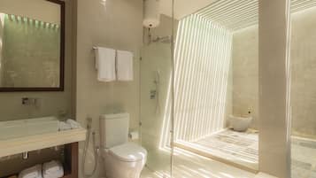 Superior villa | Badkamer | Een douche, een regendouche, gratis toiletartikelen, een haardroger