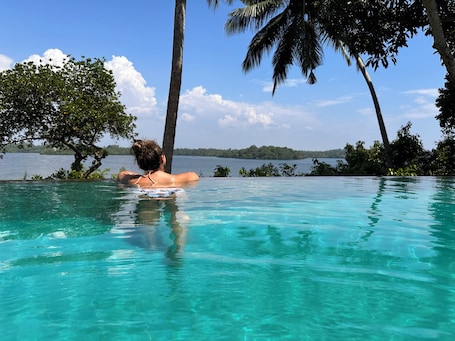 Una piscina al aire libre, camas de piscina gratis, sombrillas