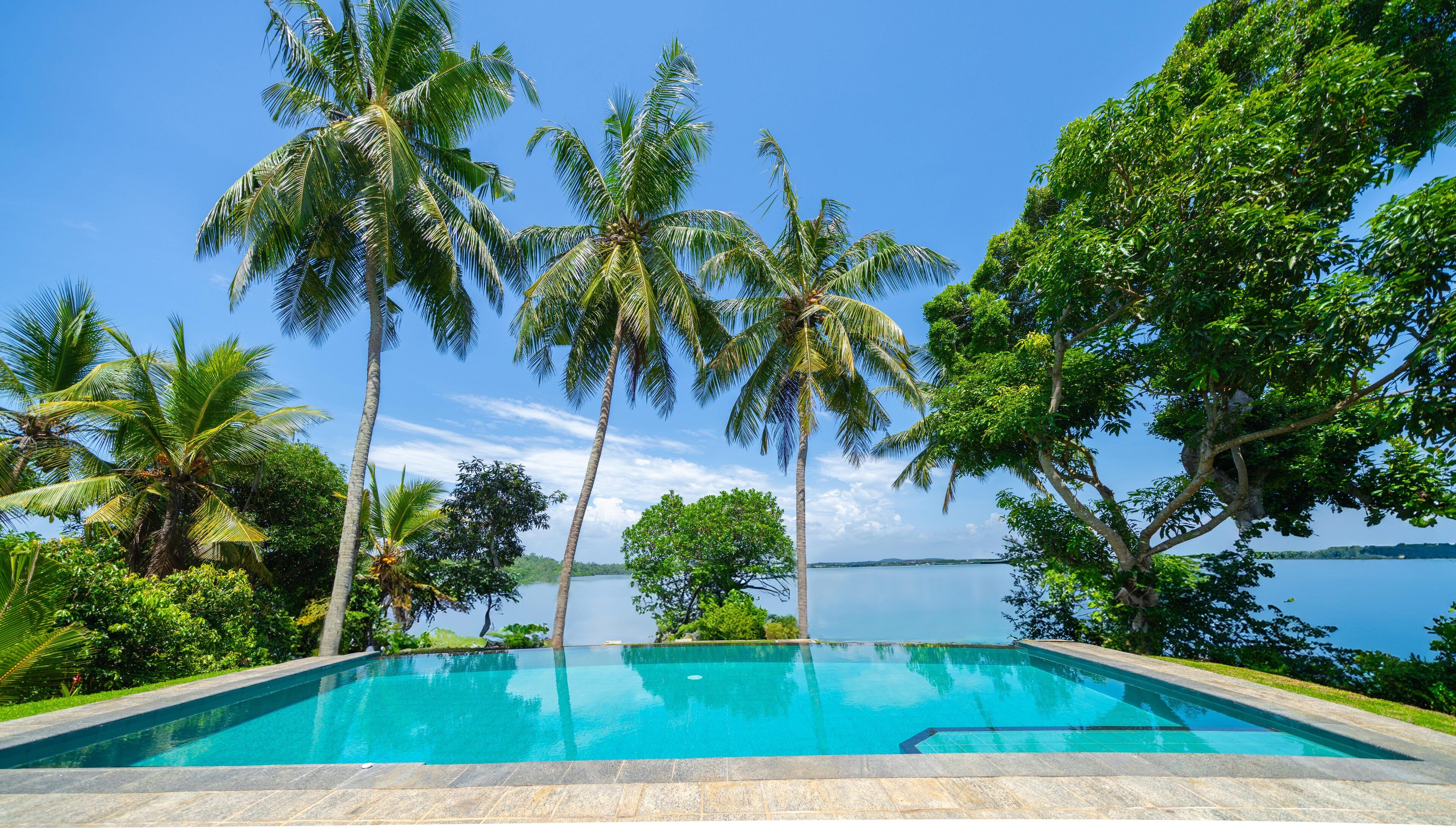 Kolam renang outdoor, dengan cabana gratis dan payung kolam renang