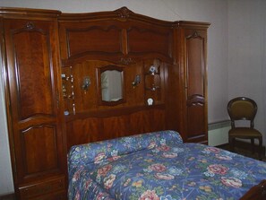 4 chambres, fer et planche à repasser