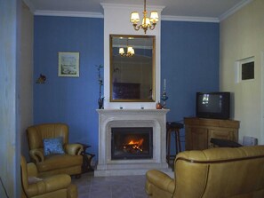 Een televisie en een open haard