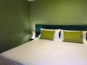 1 habitación, escritorio, tabla de planchar con plancha y wifi gratis