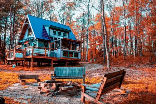 Cozy Off-grid Cabin within a private setting loaded with spa like amenities