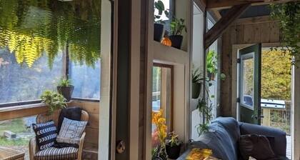 Cozy Off-grid Cabin within a private setting loaded with spa like amenities