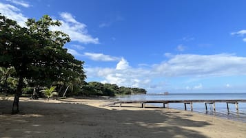 En la playa, camastros y toallas de playa