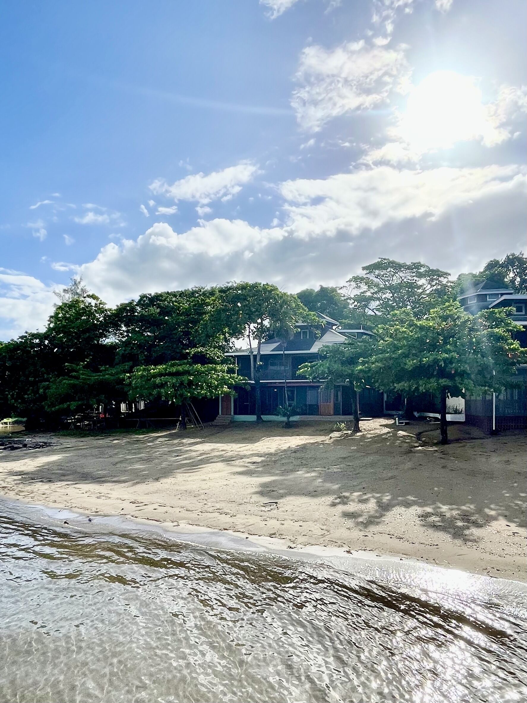 På stranden, solsenger og strandhåndklær