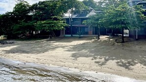 A building with a flat roof and a large open area in front. - BEACHFRONT CASITA Snorkel & explore this amazing reef~ Experience Caribbean Life (Sandy Bay)