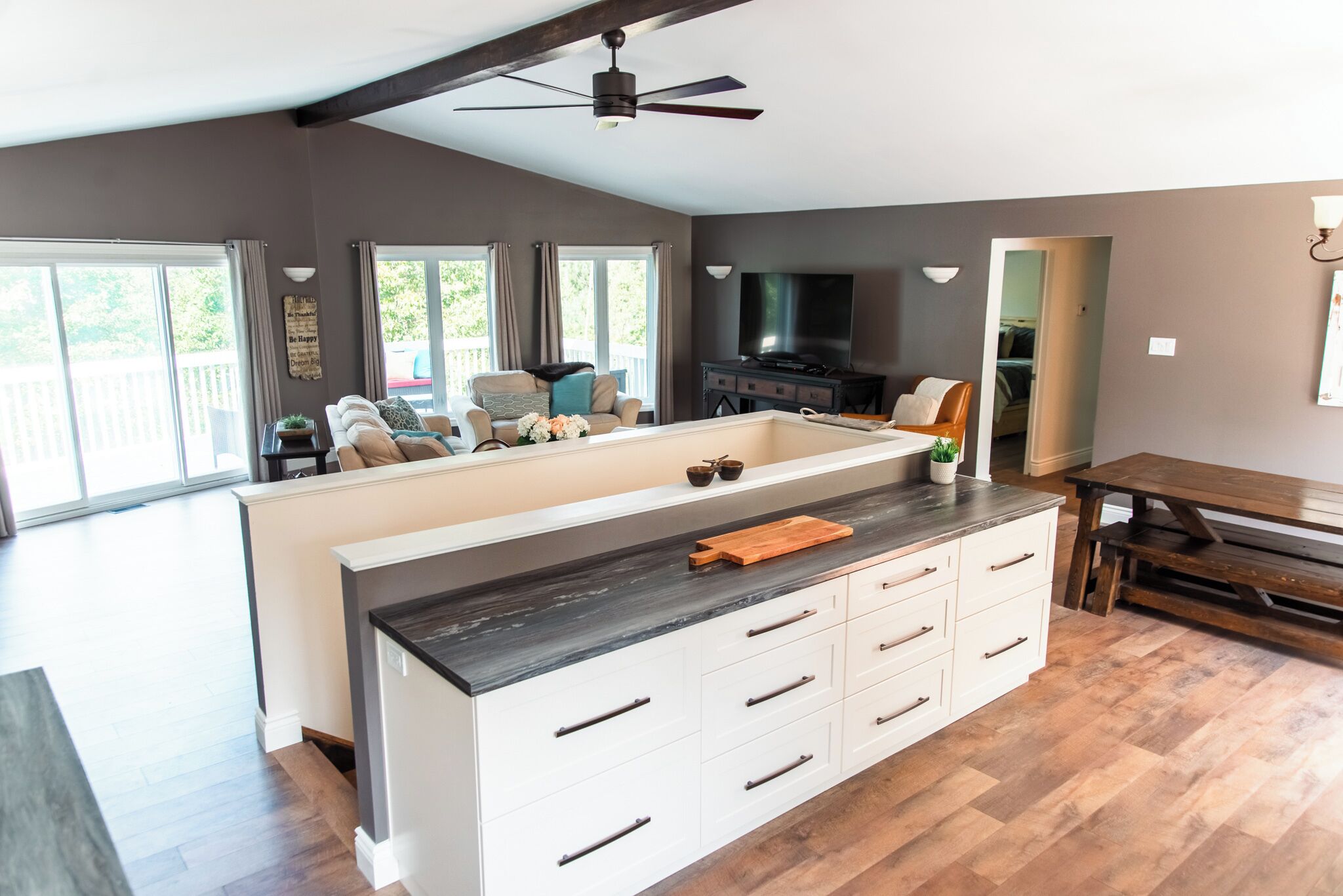 TV connectée, cheminée, jeux vidéo, lecteur de DVD