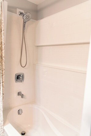 Shower, hair dryer, towels, soap - Lake Nipissing Country Paradise (Callander)