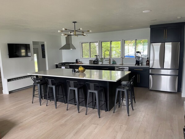 Fridge, oven, stovetop, dishwasher