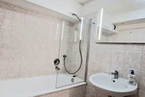 Combined shower/bathtub, hair dryer, bidet, towels