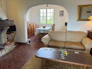 Chimenea, reproductor de DVD, tenis de mesa y libros