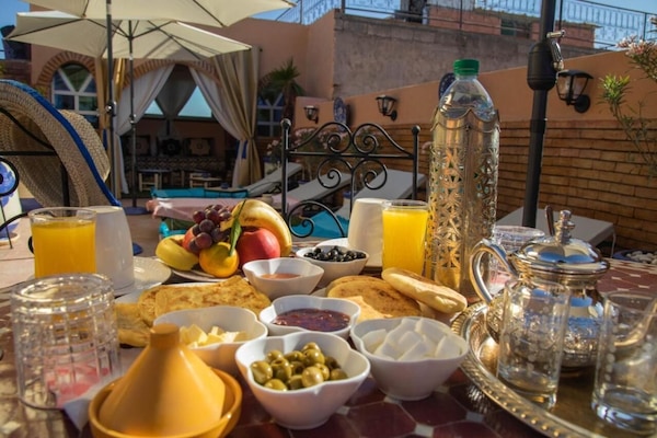 Daily cooked-to-order breakfast (EUR 6 per person)