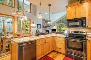 雪櫃、微波爐、焗爐、爐具