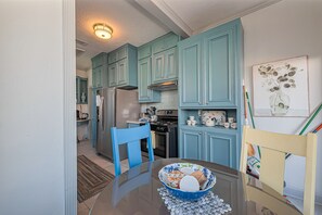 Dining - Deb’s Cottage (Houston)