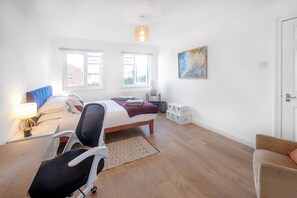 2 slaapkamers, een strijkplank/strijkijzer, wifi, beddengoed
