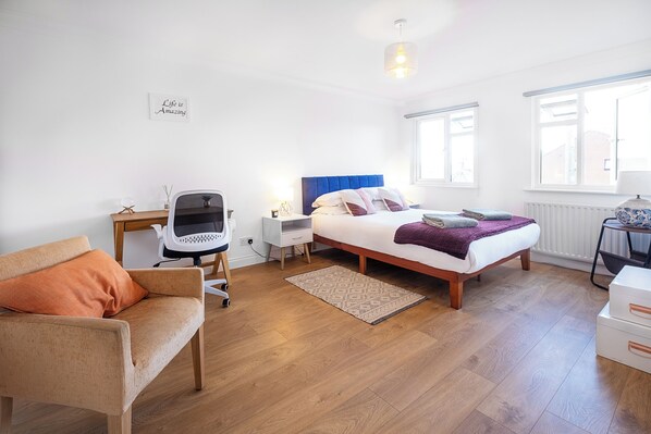 2 slaapkamers, een strijkplank/strijkijzer, wifi, beddengoed