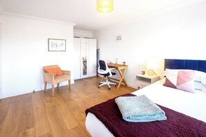 2 slaapkamers, een strijkplank/strijkijzer, wifi, beddengoed