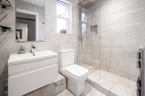 Dusj, hårføner, håndklær og såpe