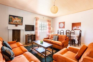 Living area - Hilltop home breathtaking view (Wamunyu)